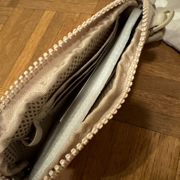 SOLD💟Dagne Dover Women's Mara Phone Sling Crossbody Oyster Air Mesh - Picture 4 of 5